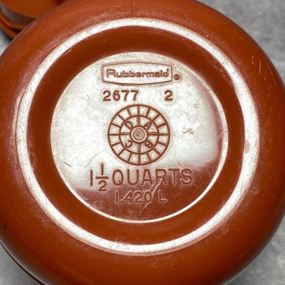 Rubbermaid Brown Plastic 1.5 Quart Pitcher Jug With Lid Ribbed Design - Picture 3 of 12